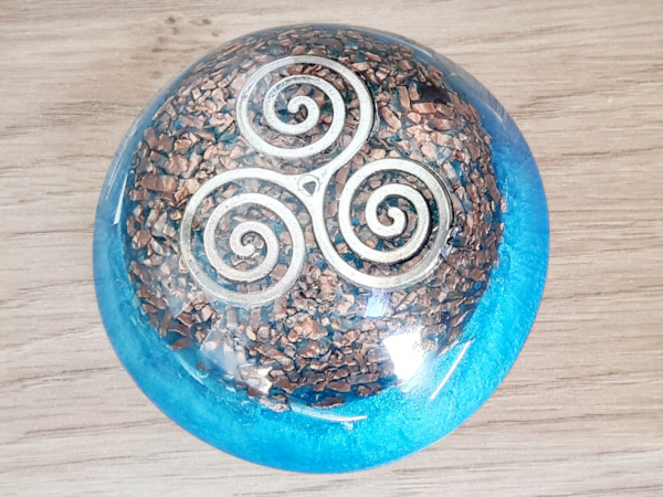 Orgonite dôme bleu triskell
